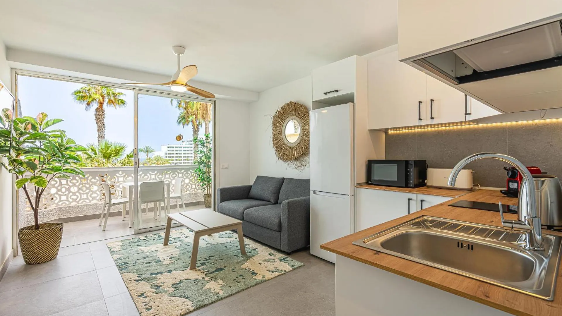 Modern Renovated Apartment With Terrace In Playa De Las Americas