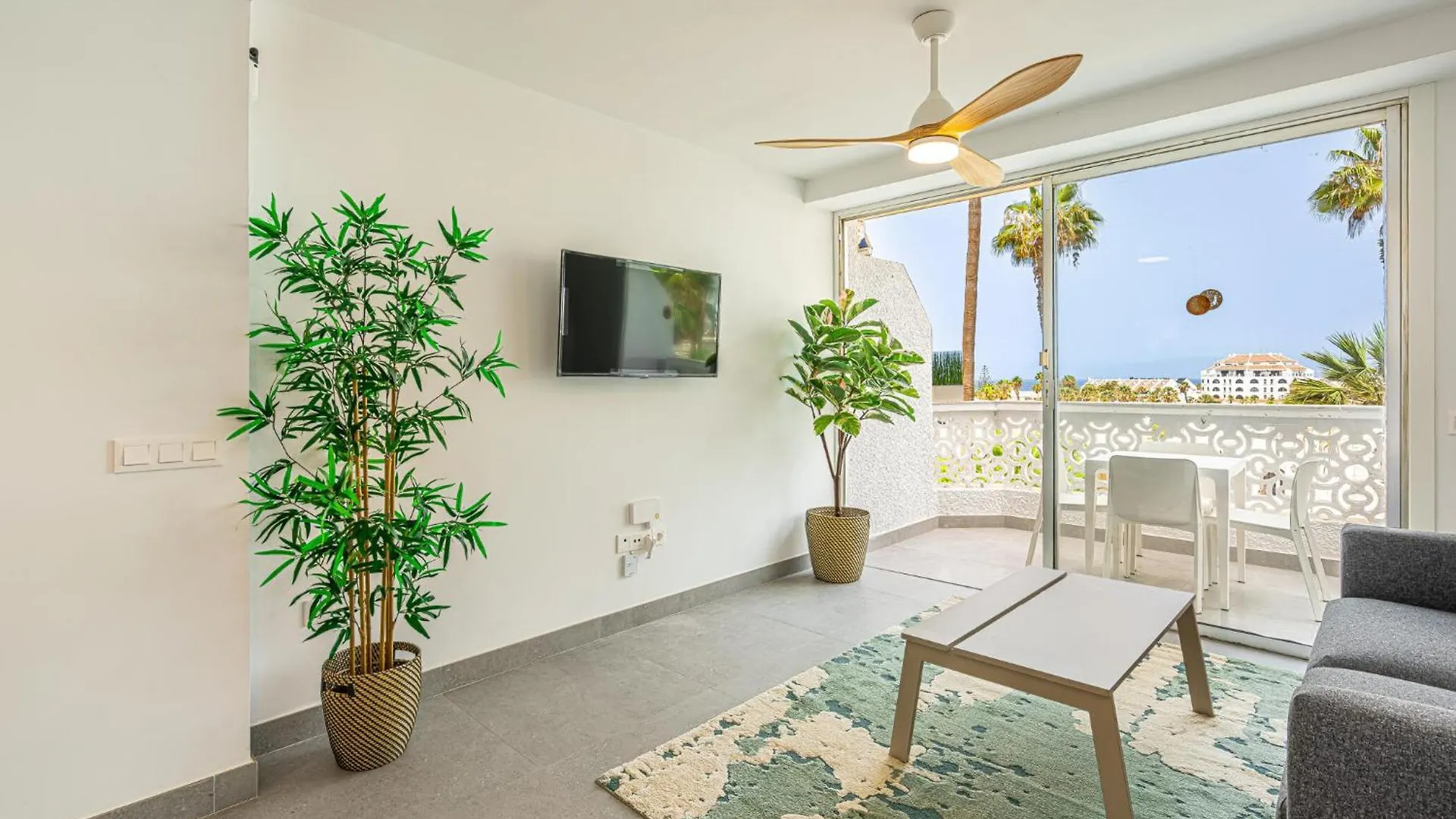 Modern Renovated Apartment With Terrace In Playa De Las Americas  美洲海滩